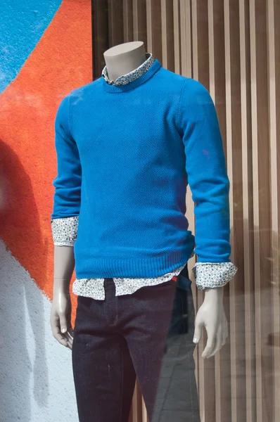 Maniquí con jersey azul en una tienda de compras de moda para hombres — Foto de Stock