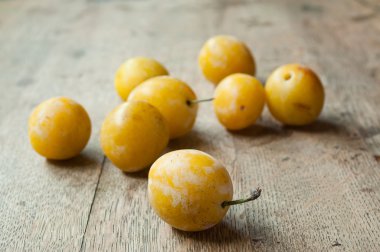 ahşap masa zemin üzerine sarı Erik