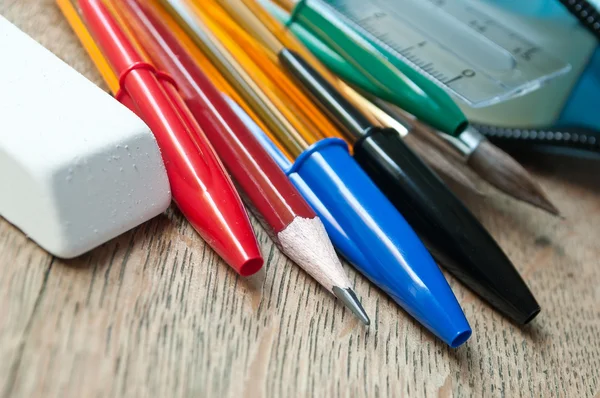 Close-up van schoolbenodigdheden op houten bureau achtergrond — Stockfoto