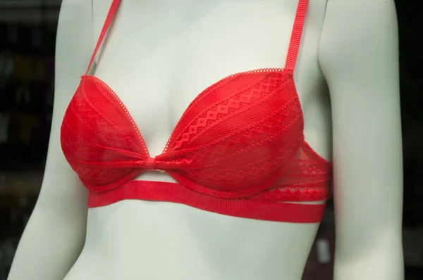 Primo piano del manichino con biancheria intima rossa in un negozio di moda femminile — Foto Stock