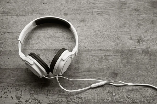 Casques blancs sur fond de table en bois — Photo