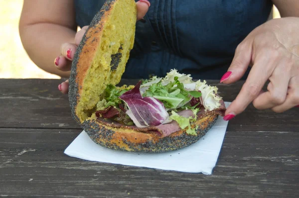 女性フランスのハムと野菜のサンドイッチ — ストック写真