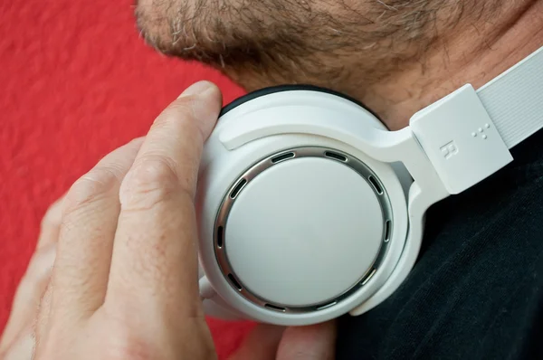 Homme avec casque blanc en plein air — Photo