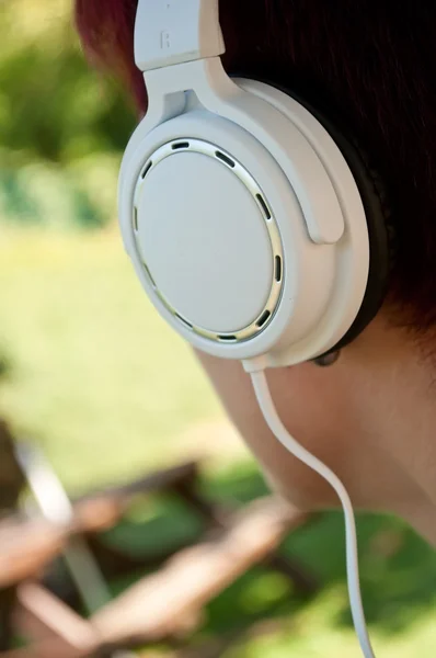 Femme avec casque blanc en plein air — Photo