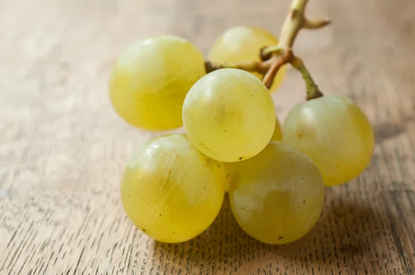 Primer plano de uvas blancas sobre fondo de madera — Foto de Stock