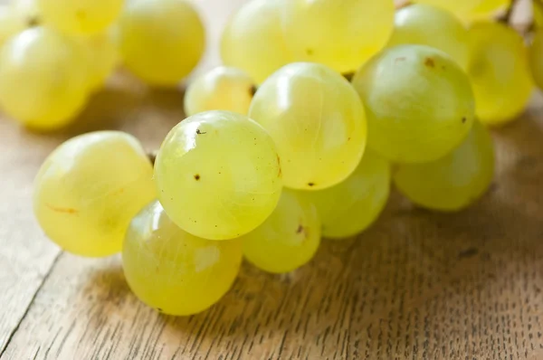 Uvas brancas sobre fundo de madeira — Fotografia de Stock