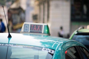 Lizbon - Portekiz - 30 Eylül 2020 - Ünlü siyah ve yeşil arabanın üzerinde Portekiz taksi tabelası