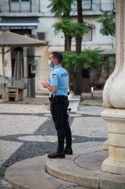 Lizbon - Portekiz - 30 Eylül 2020 - Portekizli bir polisin sokakta duran portresi