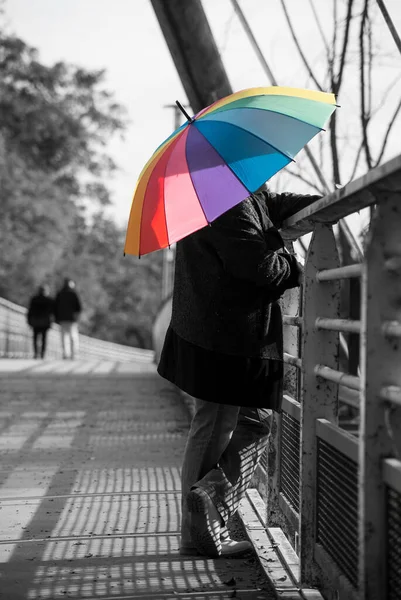 Ritratto Sulla Vista Posteriore Della Donna Piedi Con Ombrello Arcobaleno — Foto Stock