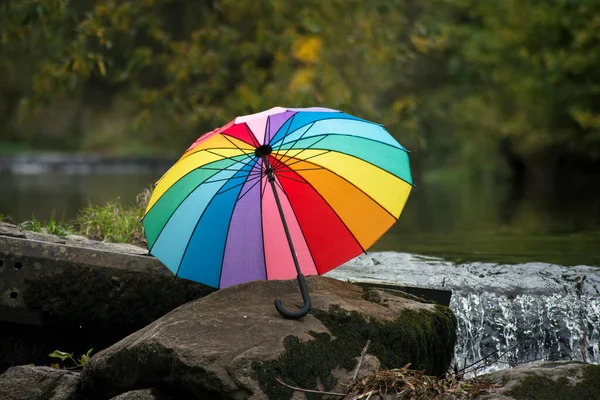 Blick Auf Regenbogenschirm Auf Den Felsen Grenzfluss — Stockfoto