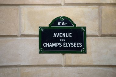 Caddedeki Champs Elysees Caddesi tabela kapanışı