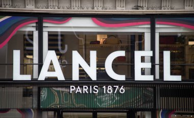 Paris - Fransa - 24 Ekim 2020 - Caddedeki lüks bir moda mağazasının üzerindeki Lancel logosunun kapanışı 