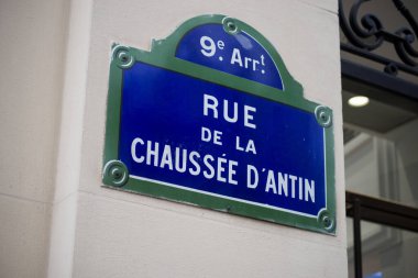 Chaussee d 'antin caddesinin yakınındaki taşlanmış binanın geleneksel Paris sokak plakası. 