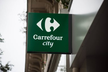 Paris - Fransa - 24 Ekim 2020 - Carrefour şehir tabelasının kapanışı 