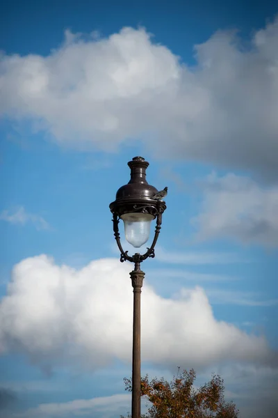 Paris Montmartre Semtinden Güzel Mavi Bulutlu Arka Planda Sokak Lambası — Stok fotoğraf