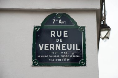 Verneuil caddesinin yakınındaki ünlü Paris retro plakası.