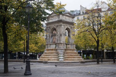 Paris Fransa - 24 Ekim 2020 - Chatelet Quarter 'daki sıcacık bir yerdeki taşlı çeşme manzarası