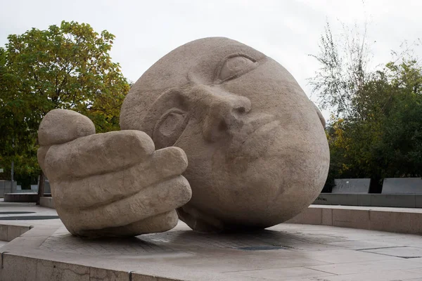 Paryż Francja Października 2020 Zbliżenie Słynnego Kamiennego Posągu Kształcie Głowy — Zdjęcie stockowe