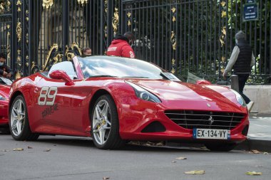 Paris - Fransa - 26 Ekim 2020 - Kiralık ferrarinin sokaktaki görünümü