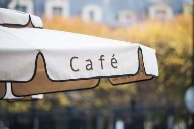 Paris 'teki Vosges Meydanı' ndaki kafe terasında şemsiye kapanışı.