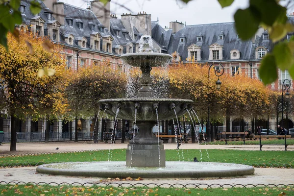 Vista Fuente Apedreada Plaza Los Vosgos París Otoño — Foto de Stock