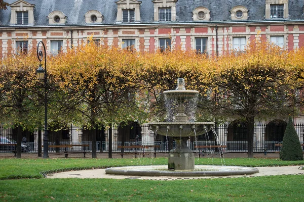 Pohled Kamennou Kašnu Pařížském Náměstí Vosges Podzimu — Stock fotografie