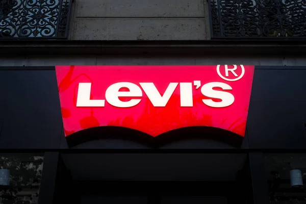 Paris França Outubro 2020 Fechar Logotipo Calça Levi Frente Loja — Fotografia de Stock