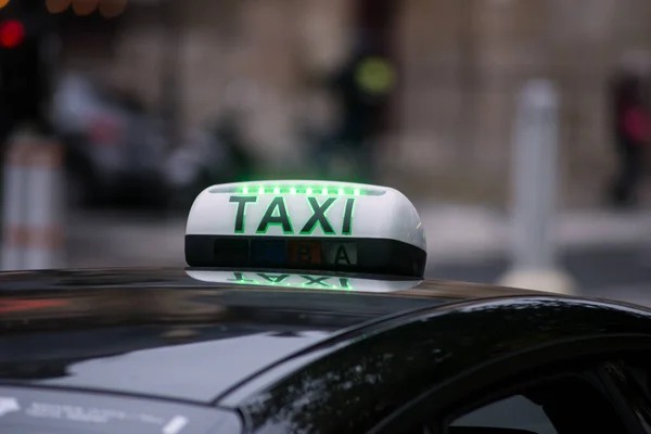 Gros Plan Panneau Taxi Sur Toit Voiture Garée Dans Rue — Photo