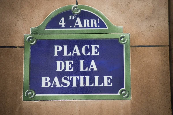 石击建筑上传统巴黎路牌上巴士底地名的封闭 — 图库照片