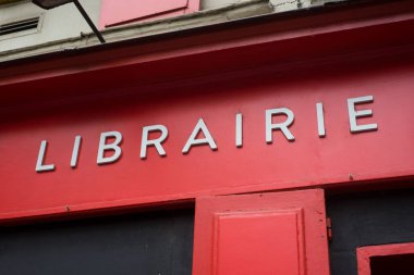 İngilizce 'de dükkanın önündeki dükkan soygunu üzerine Fransızca Librairie tabelasının kapanışı: