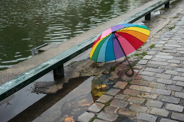 Closeup Guarda Chuva Arco Íris Rua Paralelepípedos Água Fronteira Por — Fotografia de Stock