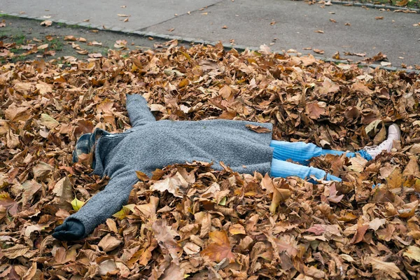Portrét Ženy Ležící Podzimním Listí Veřejné Zahradě — Stock fotografie