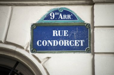Condorcet caddesinin yakınındaki taşlanmış binanın geleneksel Paris sokak plakası. 