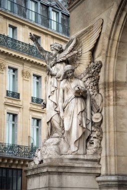 Paris 'teki Opera Garnier cephesinde taşlanmış heykelin yakın çekimi.