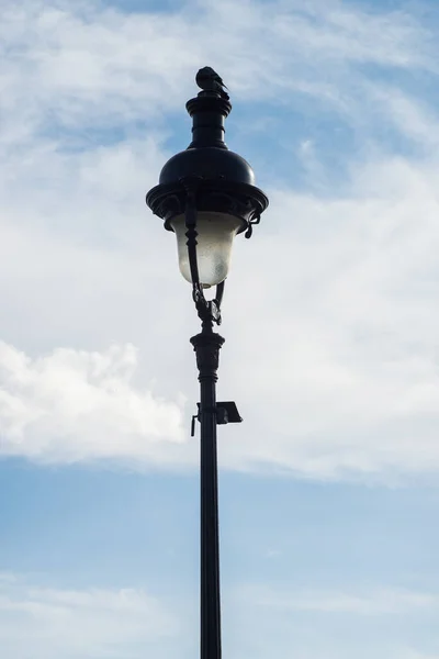巴黎蒙马特小区的街灯在美丽的蓝天背景下的布景 — 图库照片