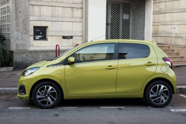Mulhouse - Fransa - 15 Kasım 2020 - Sokakta park edilmiş sarı Peugeot 108 'in profil görüntüsü