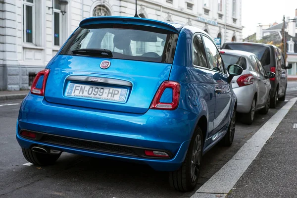 Mulhouse Frankrijk November 2020 Achteraanzicht Blauwe Fiat 500 Geparkeerd Straat — Stockfoto