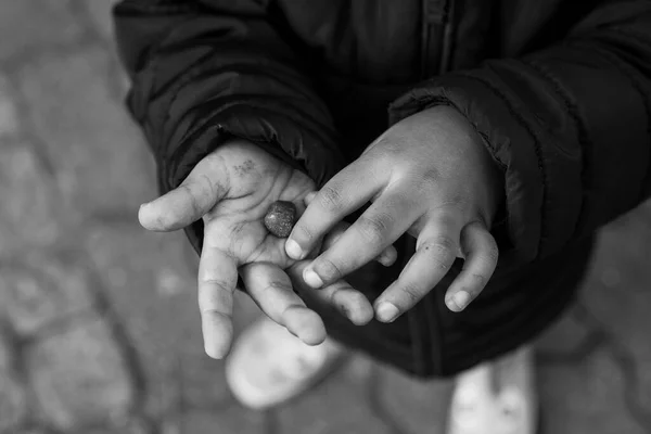 Küçük Bir Taşla Oynayan Metis Çocuğun Elleri Yakın Plan — Stok fotoğraf