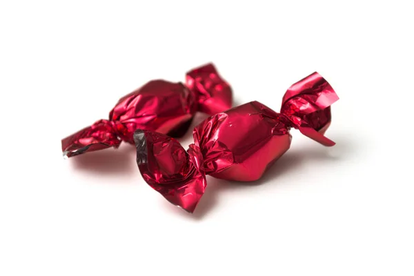 Primer Plano Caramelos Chocolate Papel Rojo Sobre Fondo Blanco —  Fotos de Stock