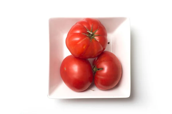 Großaufnahme Von Bio Tomaten Einem Weißen Teller Auf Weißem Hintergrund — Stockfoto