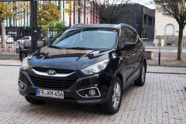 Mulhouse - Fransa - 22 Kasım 2020 - Caddeye park edilmiş siyah Hyundai kavşağının ön görüntüsü