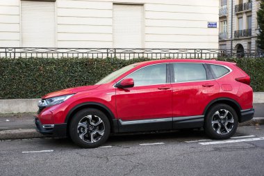 Mulhouse - Fransa - 22 Kasım 2020 - Sokağa park edilmiş kırmızı Honda CRV kavşağının profil görüntüsü