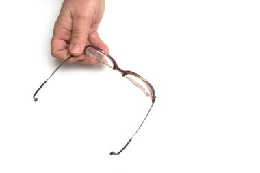 Gözlüklerin yakın plan beyaz arka plandaki kadının elinde.