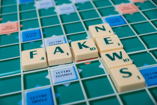Mulhouse Prancis November 2020 Penutupan Huruf Scrabble Membentuk Kata Fake — Stok Foto
