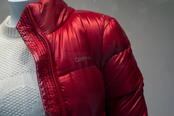 Мюлуз Франция Ноября 2020 Года Пошив Красного Пальто Calvin Klein — стоковое фото