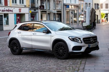 Mulhouse - Fransa - 19 Temmuz 2020 - Gri Mercedes Gla 200d SUV profili