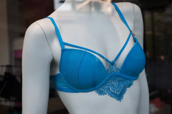 女性のショールームのためのファッション店でマネキンの青いブラジャーの閉鎖 — ストック写真