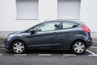 Mulhouse - Fransa - 29 Kasım 2020 - Caddeye park etmiş gri Ford Fiesta 'nın profil görüntüsü