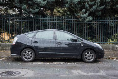 Mulhouse - Fransa - 29 Kasım 2020 - Siyah Toyota Prius 'un caddeye park edilmiş görüntüsü