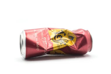 Mulhouse - Fransa - 2 Aralık 2020 - Beyaz arka planda ezilmiş Leffe Rubis birası kutusu